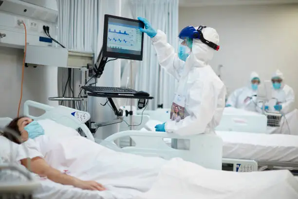 One nurse looking at the medical ventilator screen.
ICU COVID ward