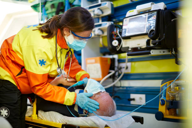 un paciente dentro de una ambulancia y usando una máscara protectora. - técnico en urgencias médicas fotografías e imágenes de stock