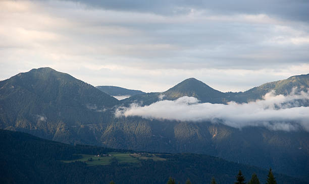 sonne, wolken, berge - berglandschaft fotografías e imágenes de stock