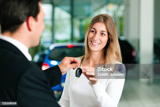 Photo libre de droit de Femme Achat Dune Voiture De Clés Être Indiqué banque d'images et plus d'images libres de droit de Clé - Clé, Femmes, Voiture