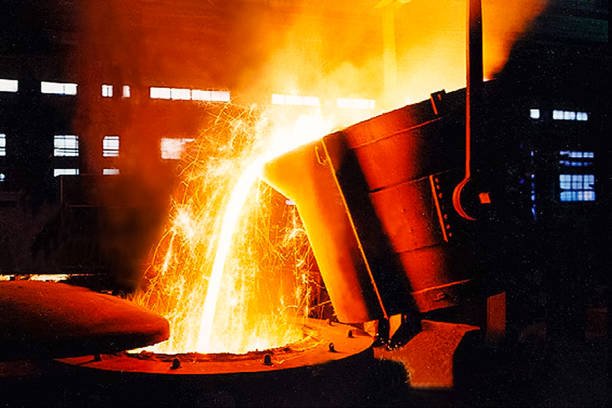 grote kom gesmolten metaal bij een staalfabriek. staalproductie. - staal maken stockfoto's en -beelden