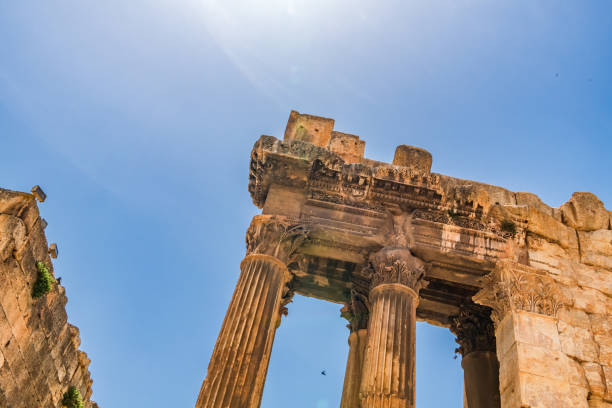 baalbek roman ruins, lebanon - baalbek imagens e fotografias de stock