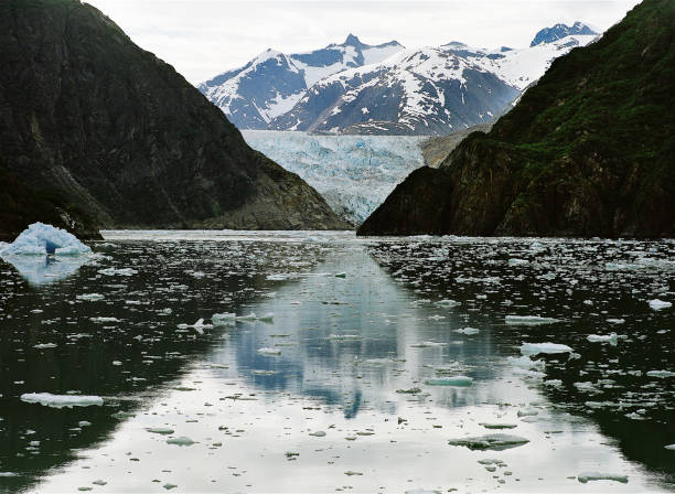 アラスカ州の氷山融解 - glacier alaska iceberg melting ストックフォトと画像