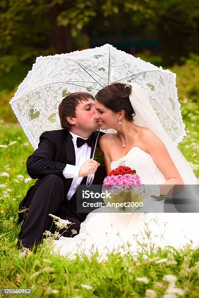 행복함 신혼부부에게 인물 있는 잔디 파크 가족에 대한 스톡 사진 및 기타 이미지 - 가족, 결혼식, 기혼