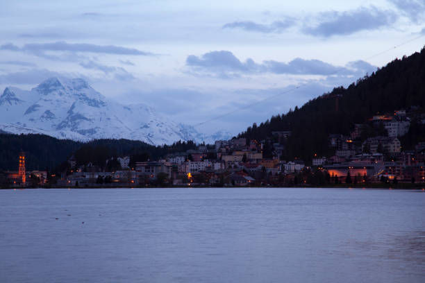 夜の湖を渡るサンモリッツパノラマ - european alps europe high up lake ストックフォトと画像