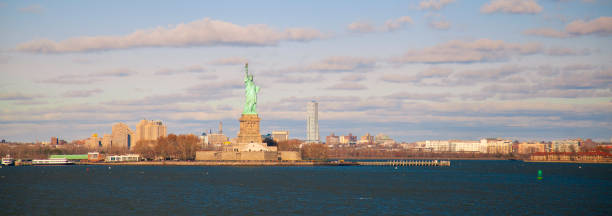 un panorama d’automne de new york, du new jersey et de la statue de la liberté - new york city panoramic statue of liberty skyline photos et images de collection