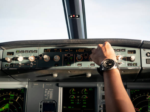 przycisk regulacji pilota na panelu automatycznego pilota w samolocie a320. - cockpit pilot night airplane zdjęcia i obrazy z banku zdjęć