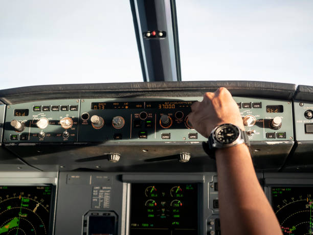 кнопка регулировки второго пилота на панели автопилота в самолете a320. - cockpit pilot night airplane стоковые фото и изображения