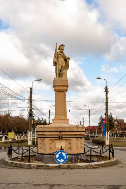 istock Statue in the middle of the intersection 1255621598