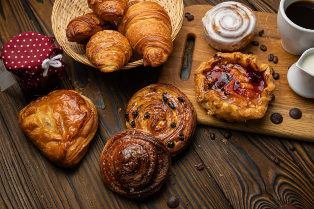 pasticcini assortiti, croissant, panini. - food and drink croissant french culture bakery foto e immagini stock