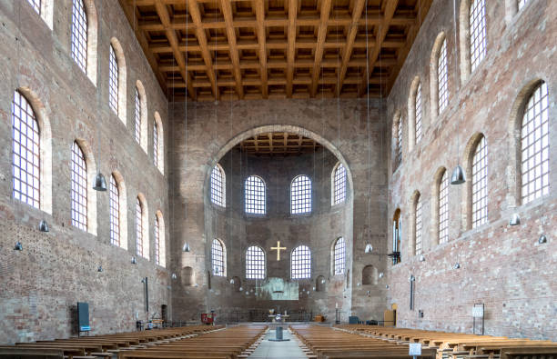 interior de la basílica constantina en tréver) - trier fotografías e imágenes de stock
