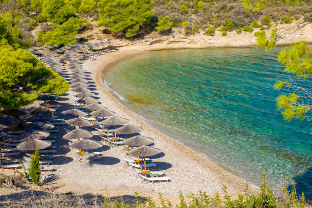 increíble pequeña playa en la idílica isla griega spetses. asombro aguas azules del mar egeo - sea high angle view water tranquil scene fotografías e imágenes de stock