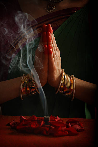pregare con le mani di una donna indiana - an all seeing eye foto e immagini stock