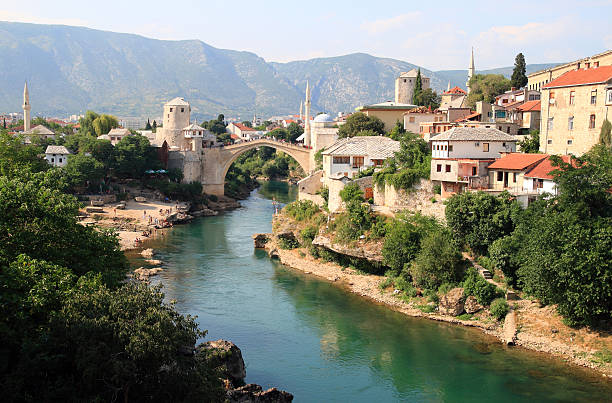 vieux pont de mostar - mostar photos et images de collection