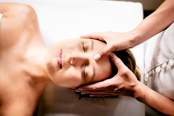 massage-therapeut in massage in einer schönen frau - ayurveda women spa treatment health spa stock-fotos und bilder