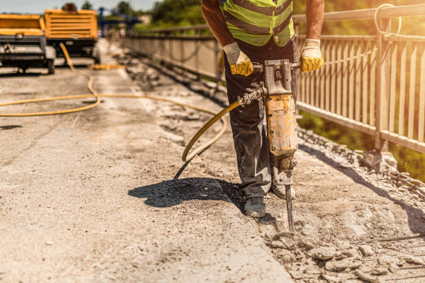 primo primo dell'operaio che utilizza martello pneumatico e ponte di riparazione. - jackhammer road construction construction worker road foto e immagini stock