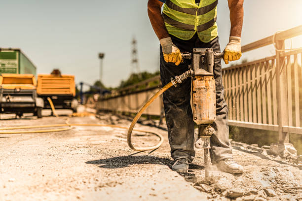 primo primo dell'operaio che utilizza martello pneumatico e ripara la strada. - construction dirt dirty manual worker foto e immagini stock