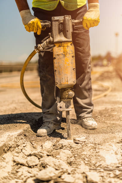 primo primo dell'operaio che utilizza martello pneumatico e ripara strada. - jackhammer road construction construction worker road foto e immagini stock