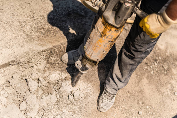 zbliżenie pracownika ręcznego za pomocą młota pneumackiego i naprawiania mostu. - jackhammer road construction construction worker road zdjęcia i obrazy z banku zdjęć