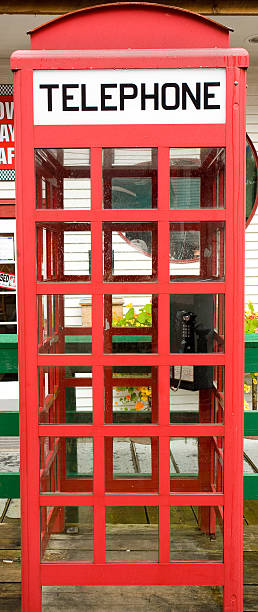 quartiere turistico retrò stile cabina telefonica - telephone booth telephone panoramic red foto e immagini stock