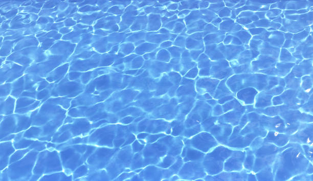 голубая чистая вода в бассейне. 3d иллюстрация - едкий стоковые фото и изображения