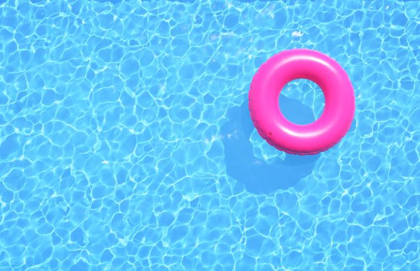 acqua limpida in piscina con anello rosa da nuoto. vista dall'alto, illustrazione 3d - float foto e immagini stock