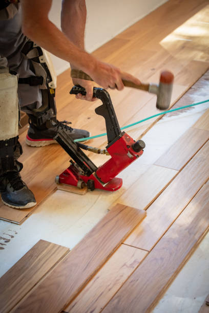 instalación de suelo de madera con neumático 
 pistola de clavos en casa. - wood laminate flooring floor nail hammer fotografías e imágenes de stock