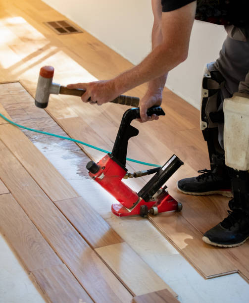 instalação de piso de madeira com pneumático 
 pistola de pregos em casa. - wood laminate flooring floor nail hammer - fotografias e filmes do acervo