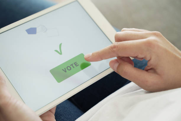 �디지털 태블릿에서 여성 탭 투표 버튼. 온라인 개념 투표 - choice questionnaire decisions voting 뉴스 사진 이미지