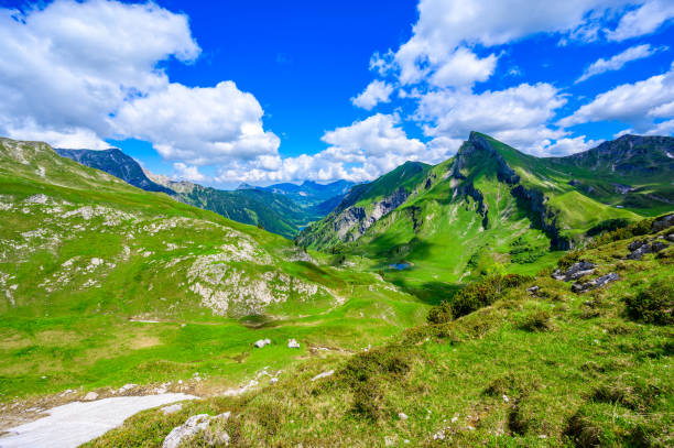 alplsee и rote spitze mountain в таннхаймер таль с vilsalpsee на заднем плане, красивые горные пейзажи в альпах в таннхайме, реутте, тироль - австрия - rote spitze стоковые фото и изображения