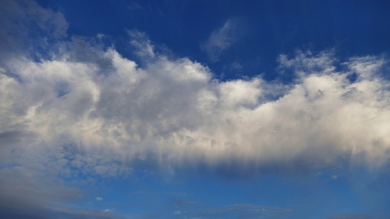 An unusual cloud formation indicates weather changes