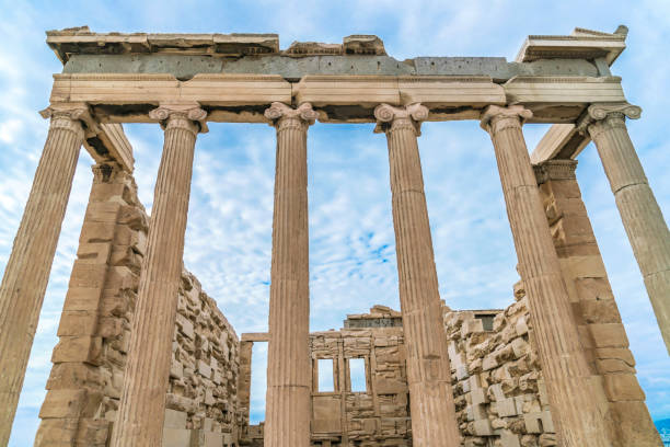 храм пропилея у входа в древний акрополь в афинах, греция - nike стоковые фото и изображения