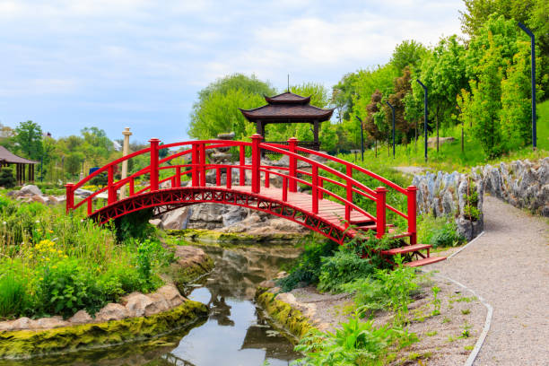 일본 정원의 연못에 의한 붉은 다리와 정자 - bridge wood japanese garden footbridge 뉴스 사진 이미지