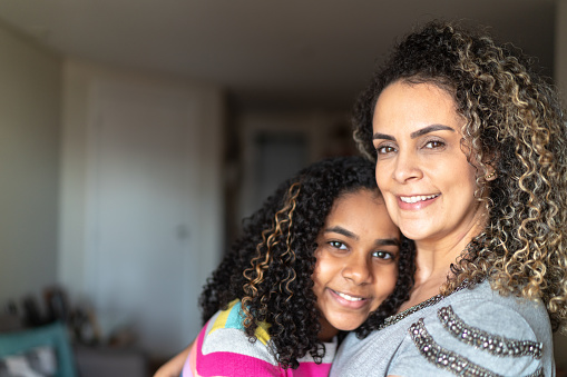 Retrato de madre e hija abrazando photo