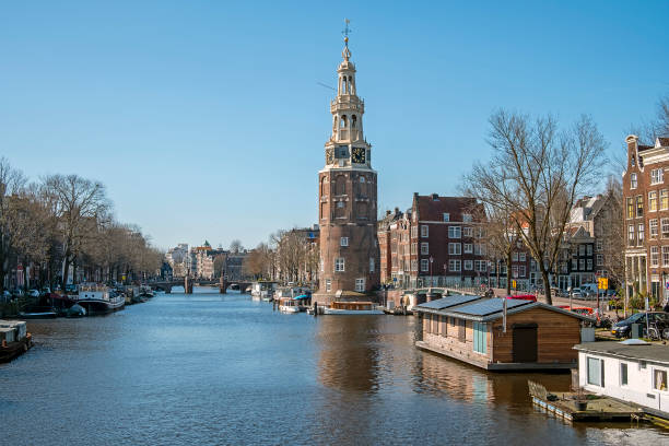ville pittoresque d’amsterdam aux pays-bas avec la tour de montelbaan - montelbaan tower photos et images de collection