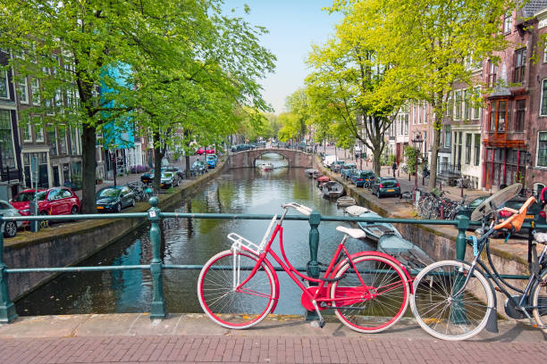 ciudad pintoresca desde amsterdam en el keizersgracht en los países bajos - keizersgracht fotografías e imágenes de stock