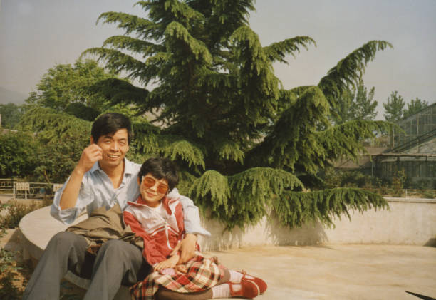 1980-е годы китай маленькая девочка и отец фотографии реальной жизни - asian culture фотографии стоковые фото и изображения
