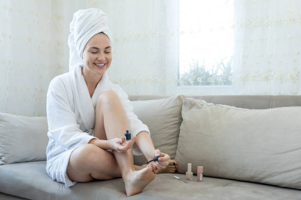 Mulher Pintando As Unhas Dos Dedos Foto de Stock - Imagem de fêmea, beleza:  167764986