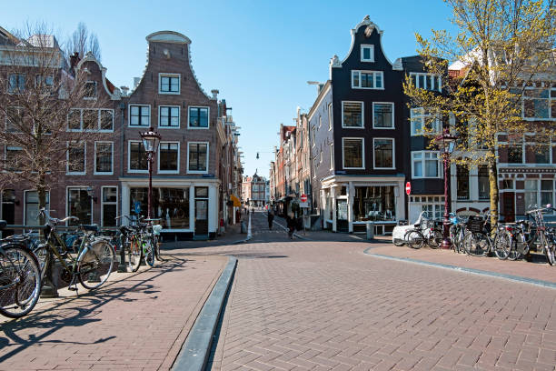 ciudad pintoresca desde amsterdam en el keizersgracht en los países bajos - keizersgracht fotografías e imágenes de stock