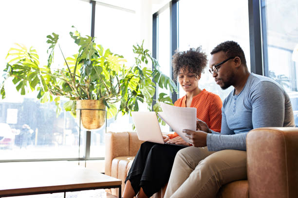 revisión de opciones de inversión - home finances couple computer african ethnicity fotografías e imágenes de stock