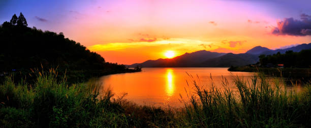 panorama klong-din-deang stausee, nakhon si thammarat / lagerung von wasser für den einsatz in zeiten der knappheit arbeiten, 1 in the royal his majesty projekt / künstlerische farbe - deang stock-fotos und bilder