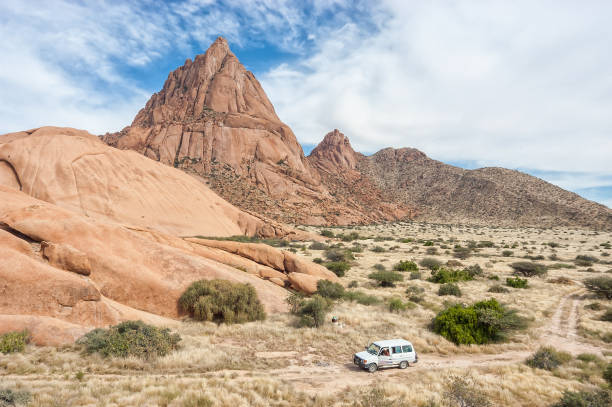 spitzkoppe visto desde uno de varios arcos de roca de granito natural - erongo fotografías e imágenes de stock