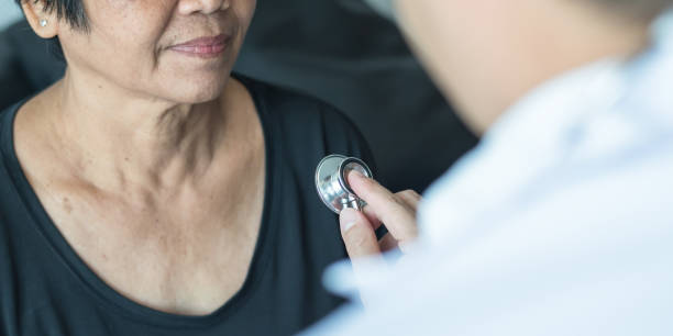 cheque de salud cardíaca del paciente de edad avanzada por el médico geriátrico médico para la conciencia en accidente cerebrovascular presión arterial alta sistólica, hipertensión, hipotensión y enfermedad cardiovascular en mujeres mayores de edad - human heart physical pressure arterial doctor fotografías e imágenes de stock