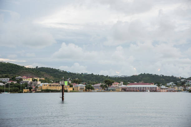 christiansted waterfront z fort christiansvaern - fort christiansvaern zdjęcia i obrazy z banku zdjęć