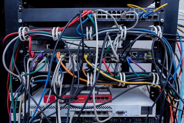 серверная комната с компьютерами для интернета. сетевые кабели, подключенные к коммутаторам. - контактировать с линзой стоковые фото и изображения