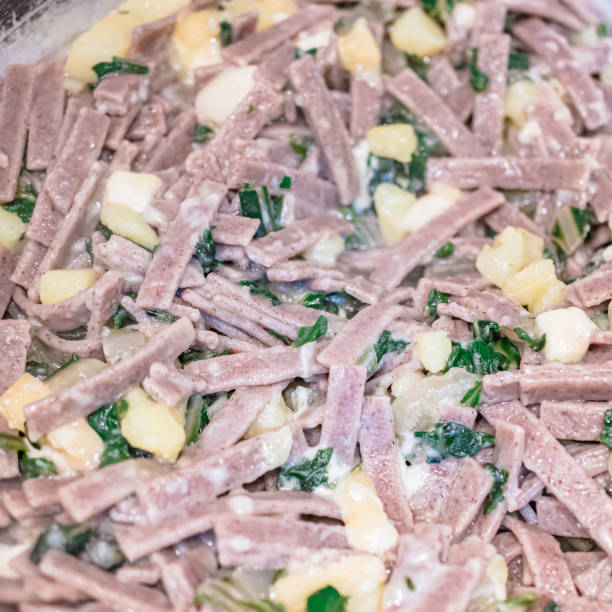 primer plano del suculento y típico plato italiano pizzoccheri. plato típico de valtellina, lombardía, italia. - pizzoccheri homemade tagliatelle italy fotografías e imágenes de stock