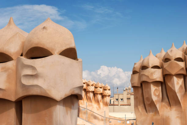 chaminés na casa milà - barcelona la pedrera spain catalonia - fotografias e filmes do acervo