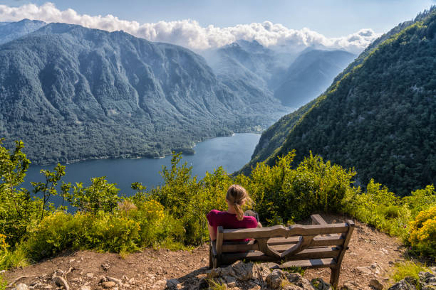 dojrzała kobieta ciesząc się widokiem na jezioro bohinj - lake bohinj zdjęcia i obrazy z banku zdjęć