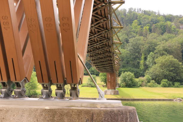 blick auf die holzbrücke tatzelwurm in markt essing - essing stock-fotos und bilder