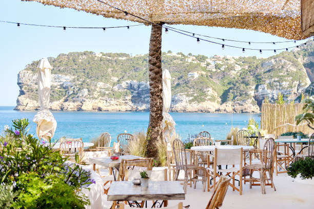 interior del restaurante de playa costera - bancal fotografías e imágenes de stock